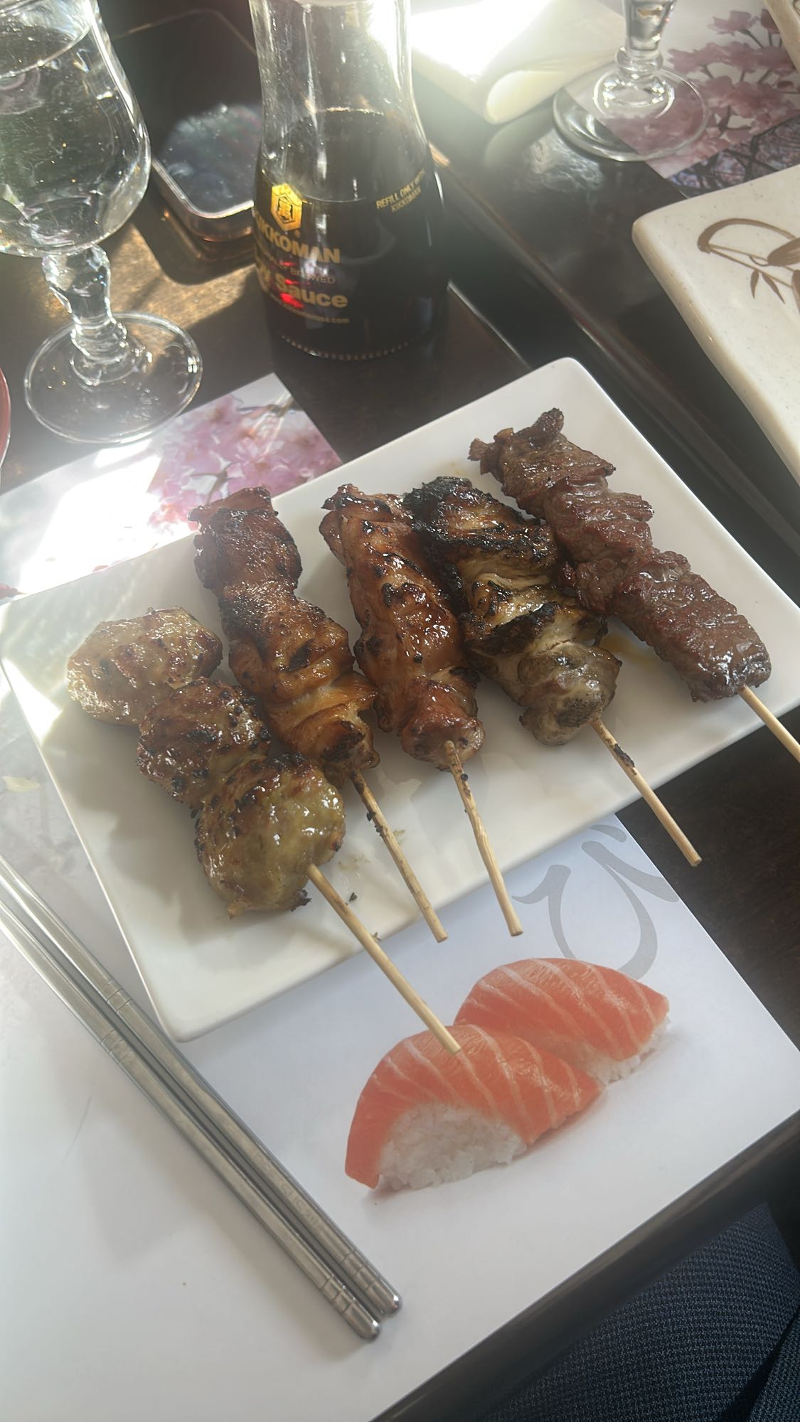 Brochettes et sushi saumon