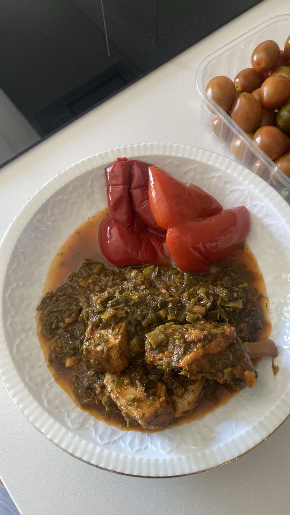 Pui cu verdeață și ardei