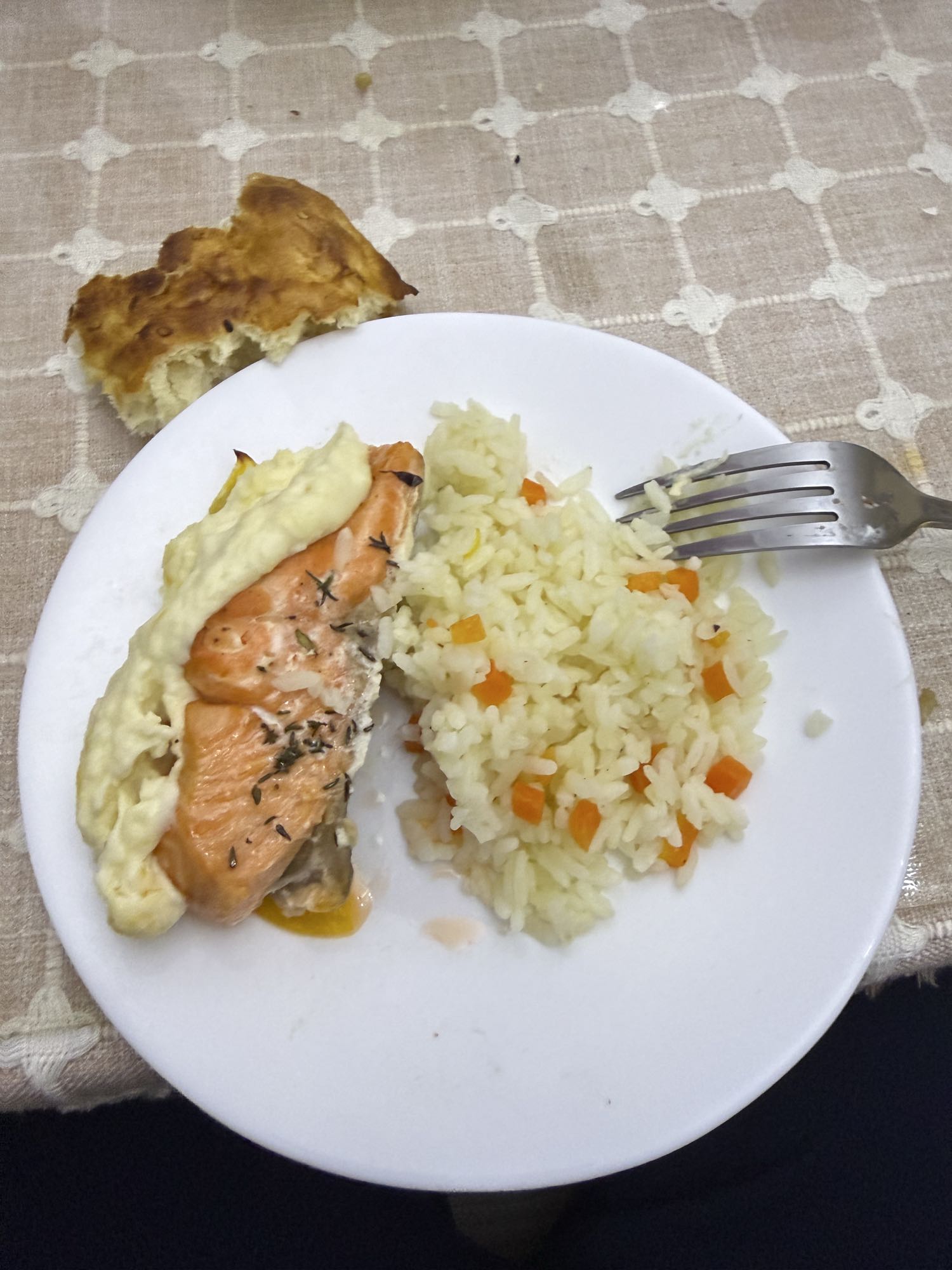 лосось с рисом и хлебом