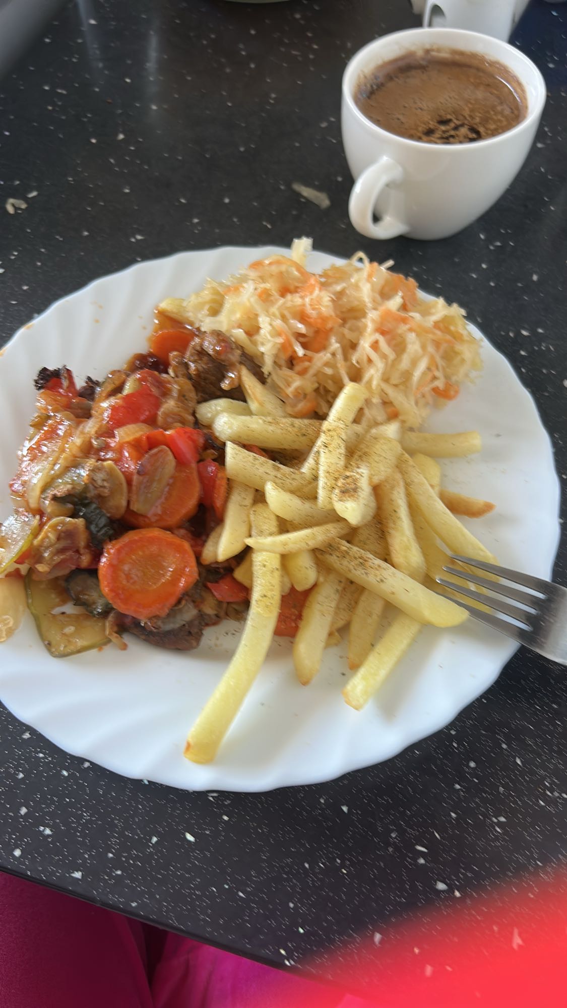 Frytki, gulasz, surówka