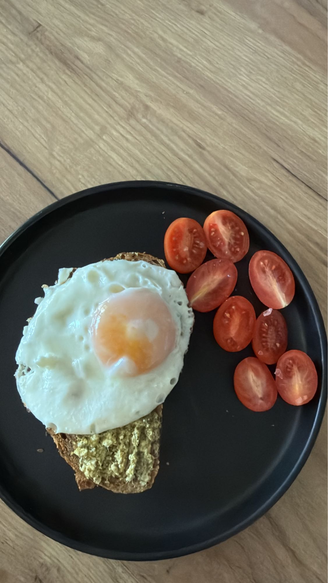 Pâine cu ou și roșii