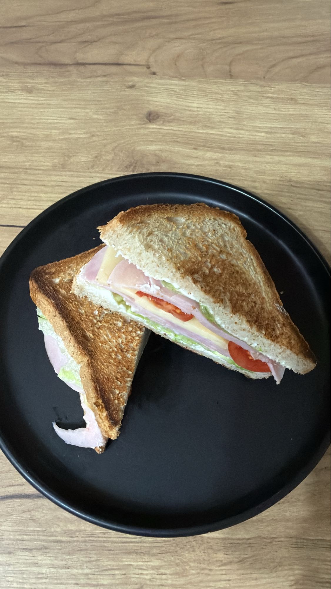 Sandviș cu șuncă și legume