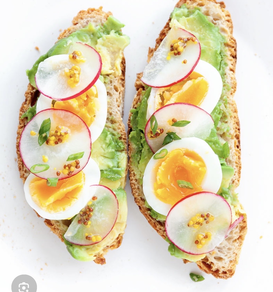 Kanapki z awokado i jajkiem