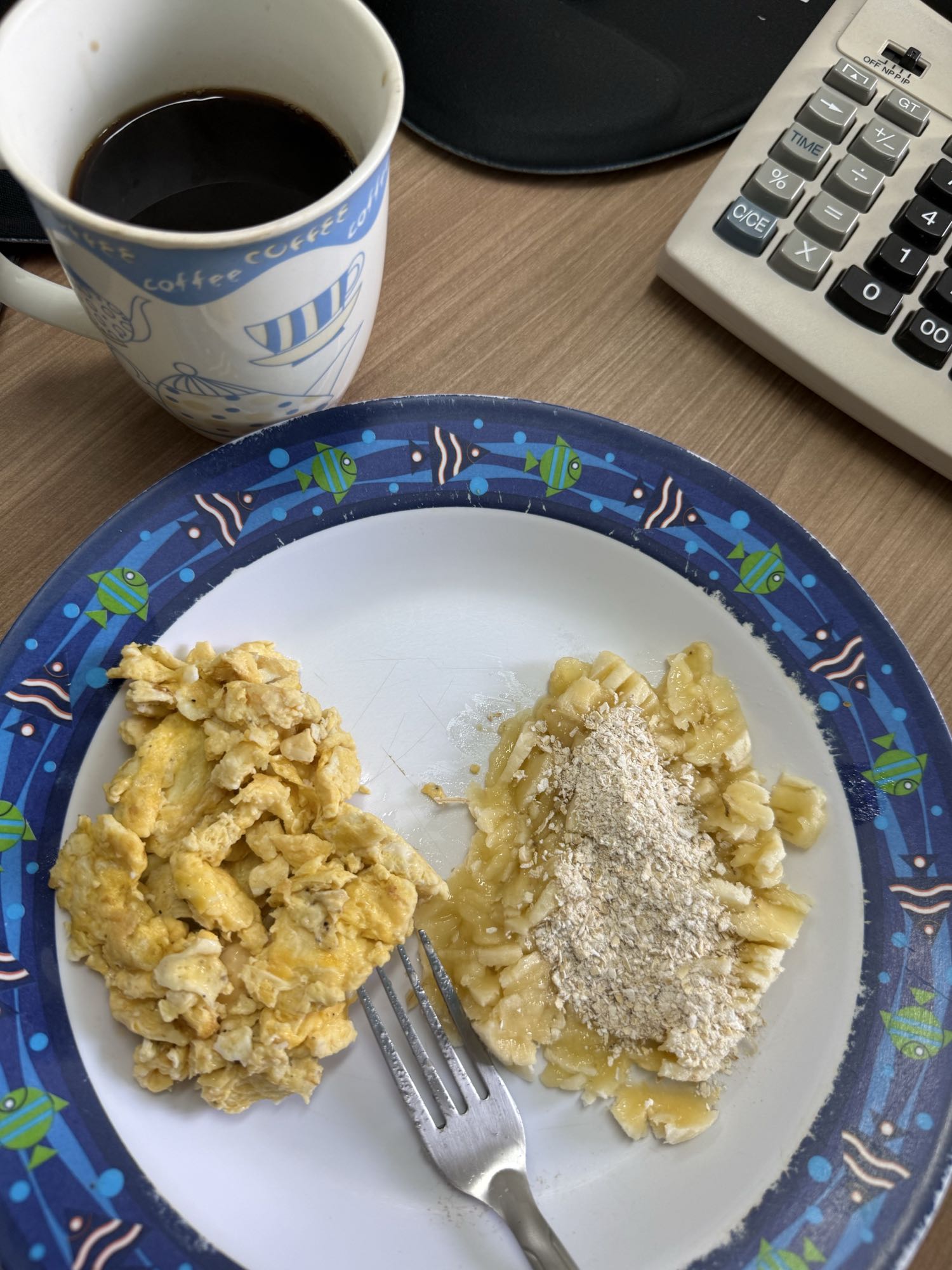 Ovos mexidos e banana aveia