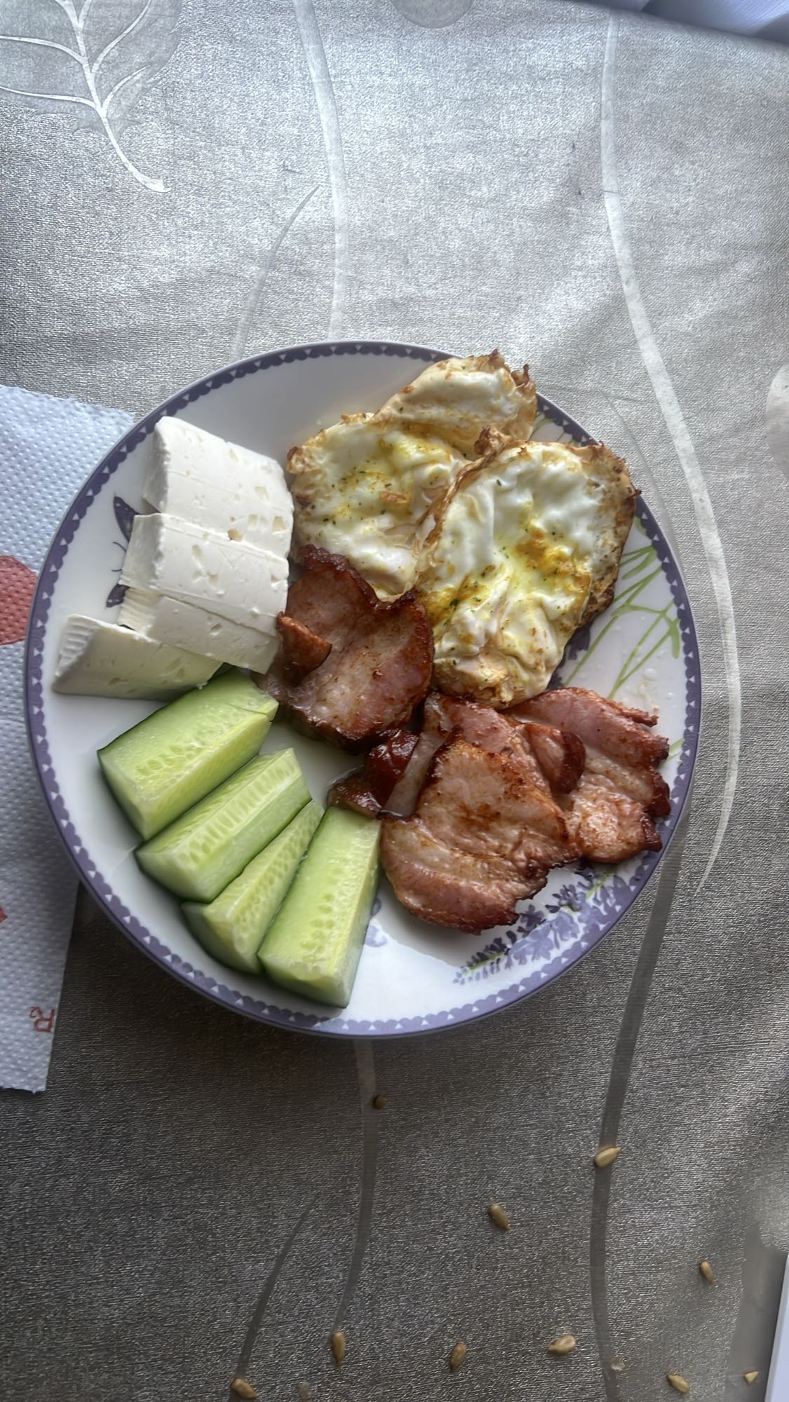 Mic dejun cu ou, brânză și bacon