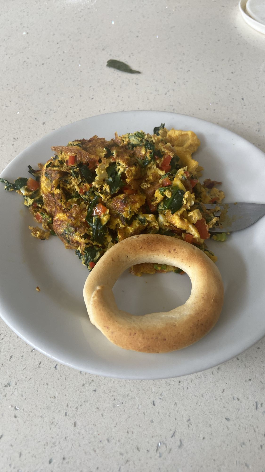 Veggie omelette with bagel
