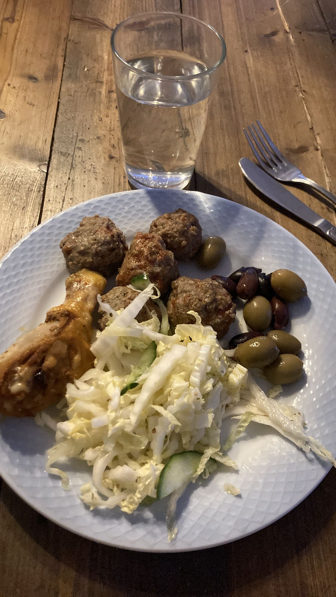 Köttbullar med sallad och oliver