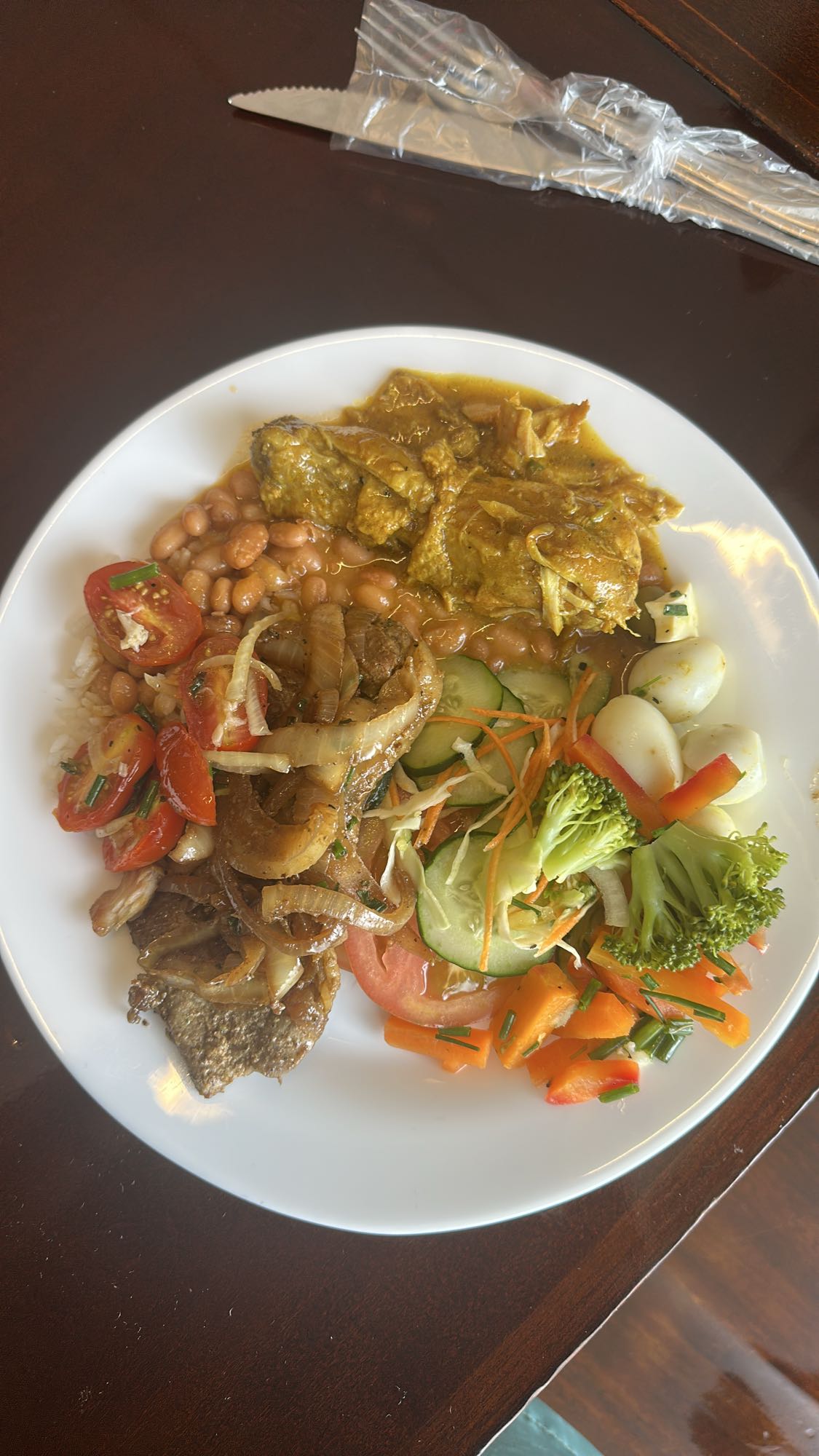 Prato variado com carne e salada