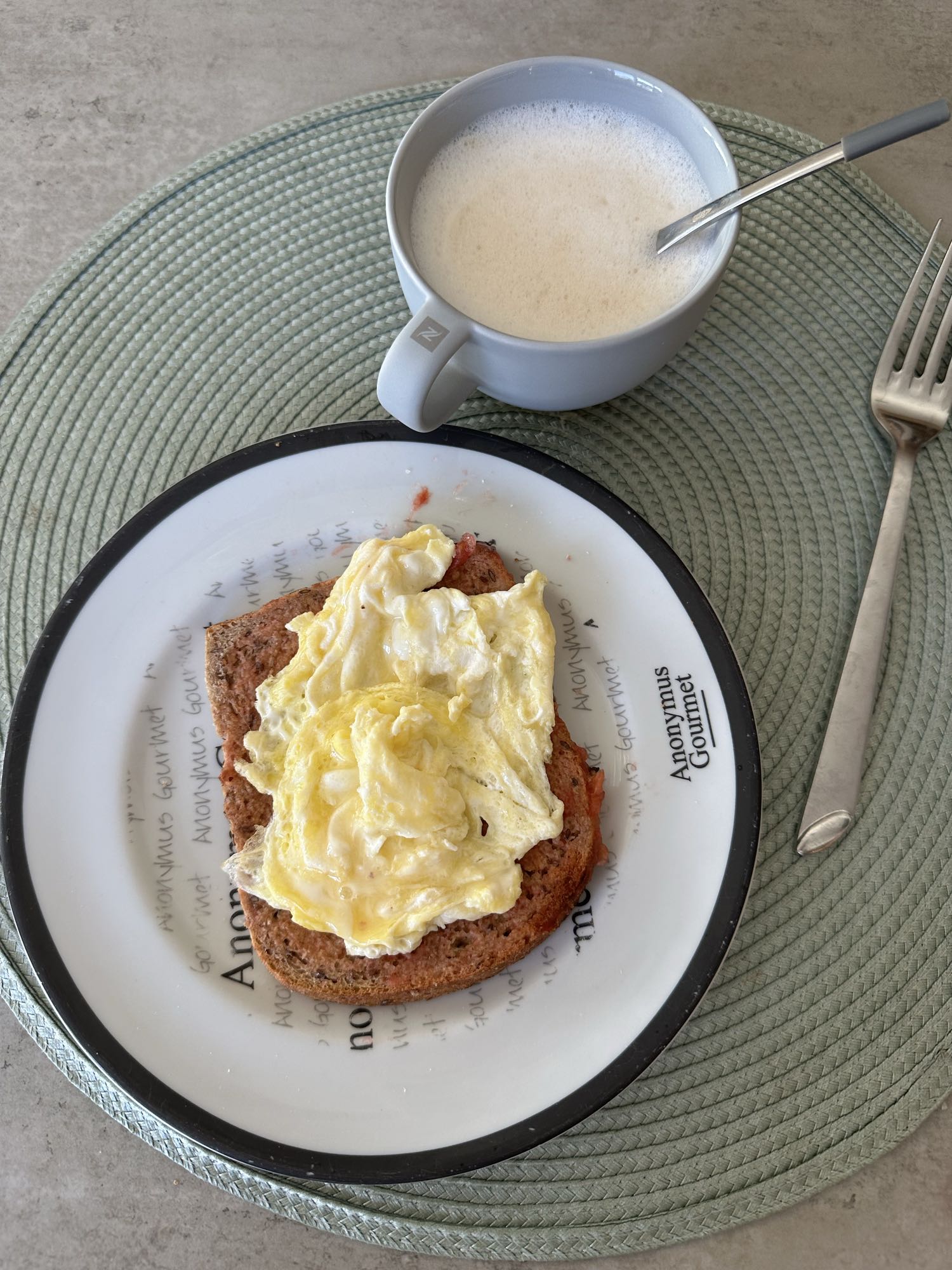 Tostada con huevo y café