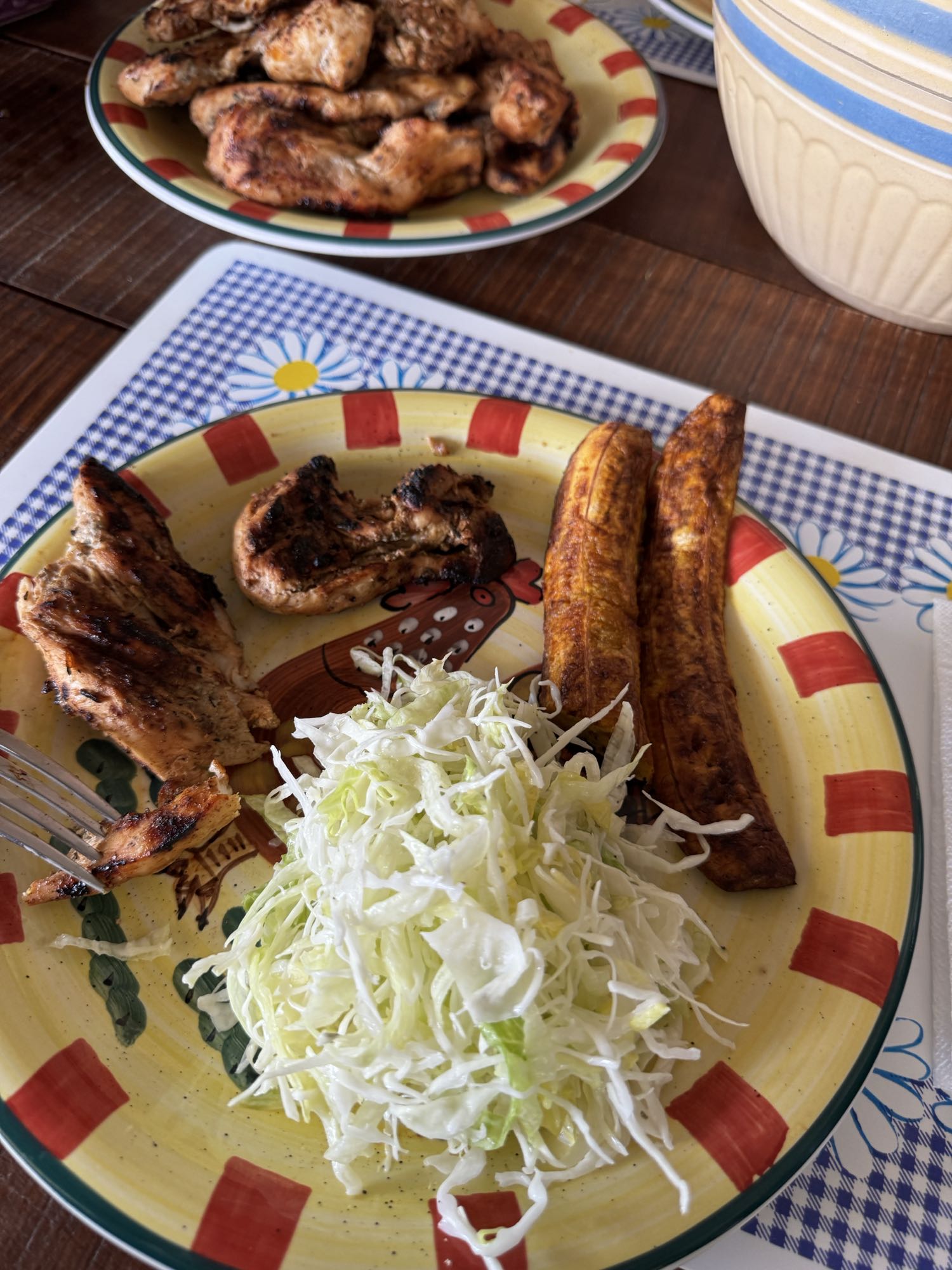 Pollo, plátano y ensalada
