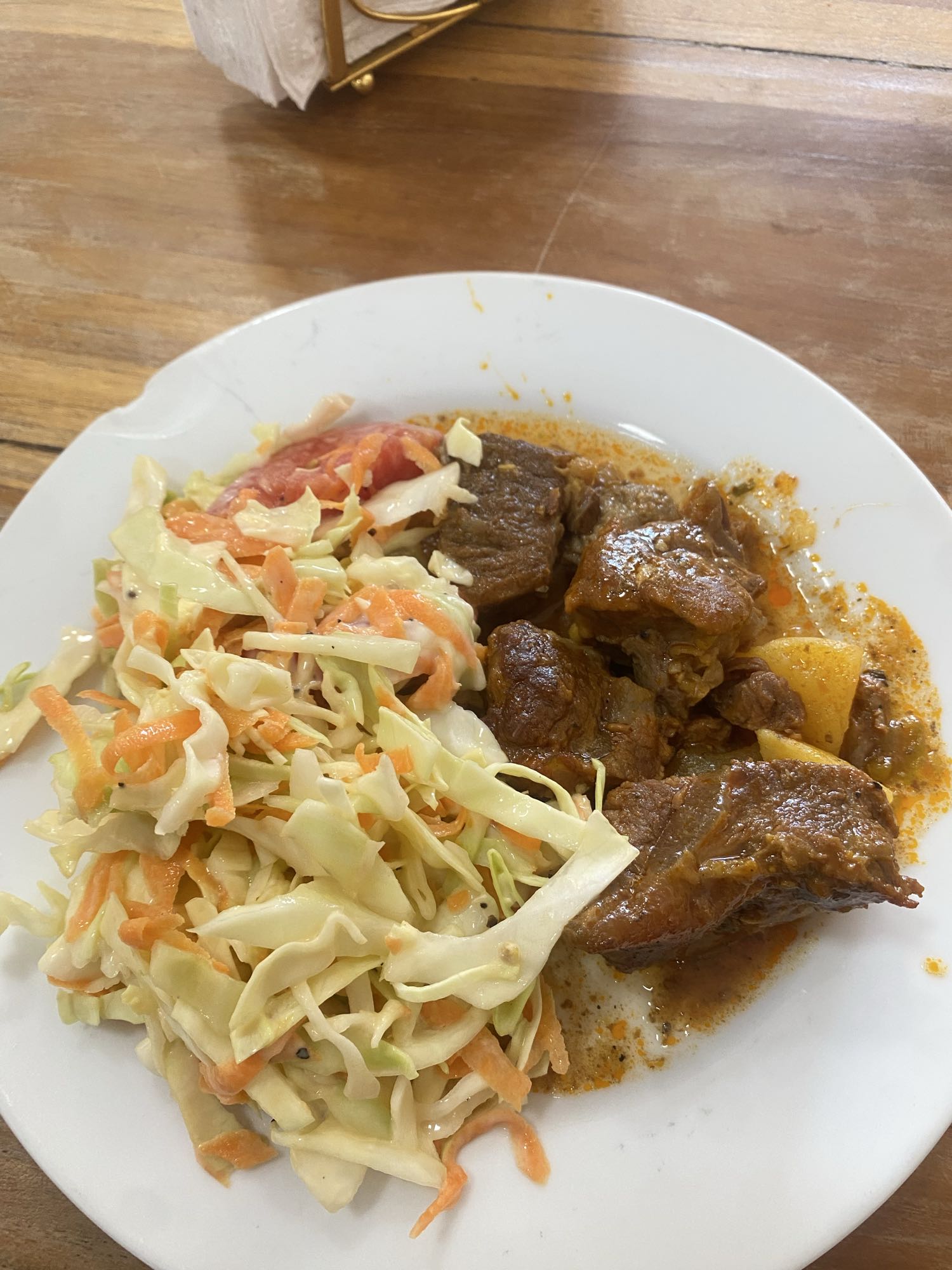 ensalada y carne guisada