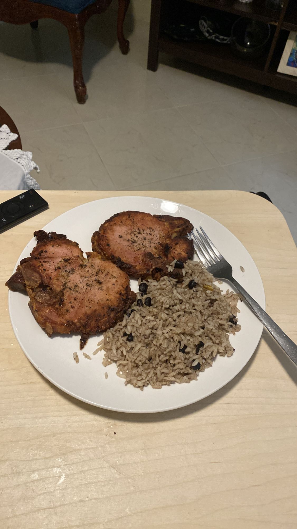 Cerdo con arroz y frijoles