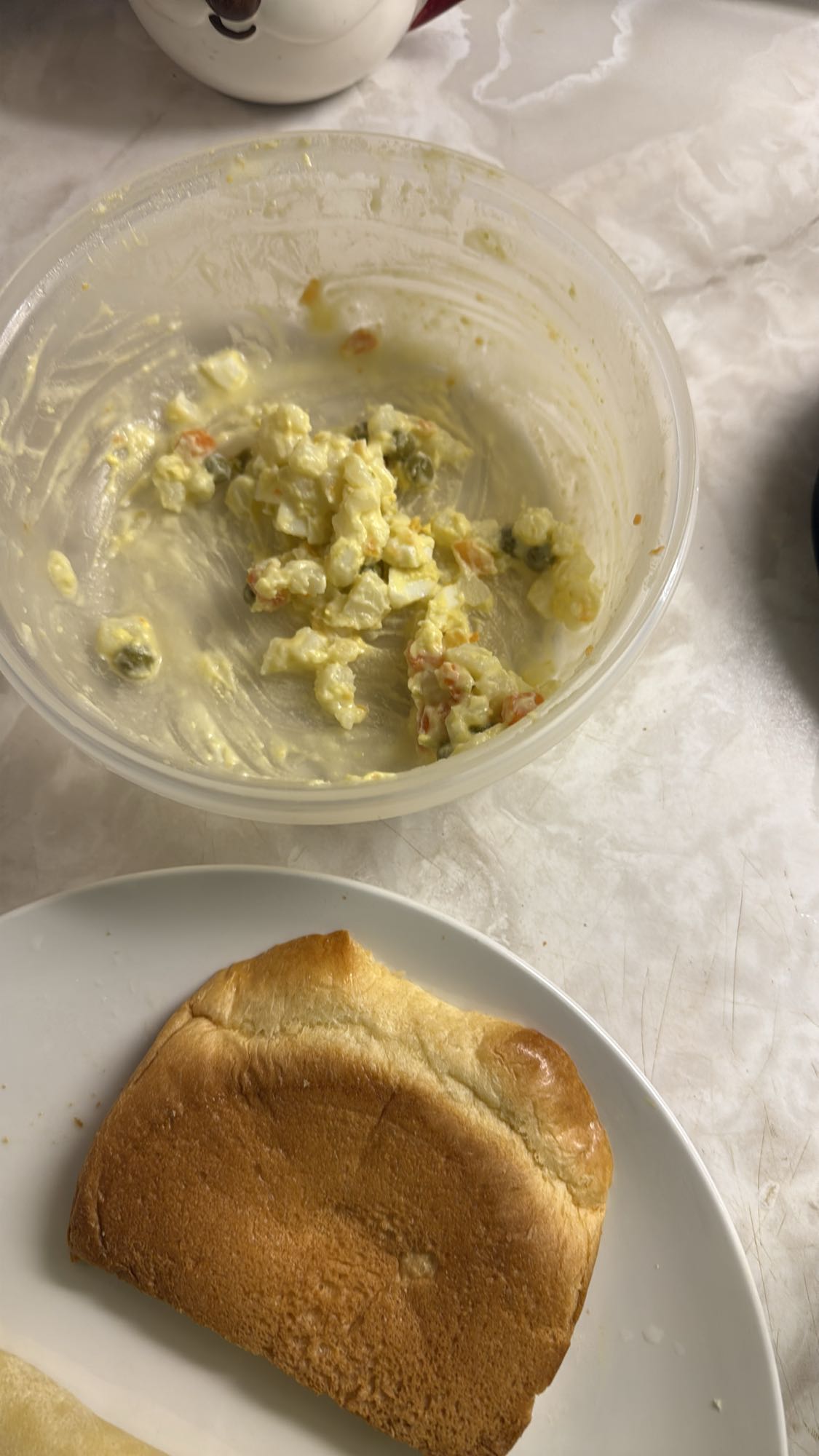 Pain grillé et salade russe