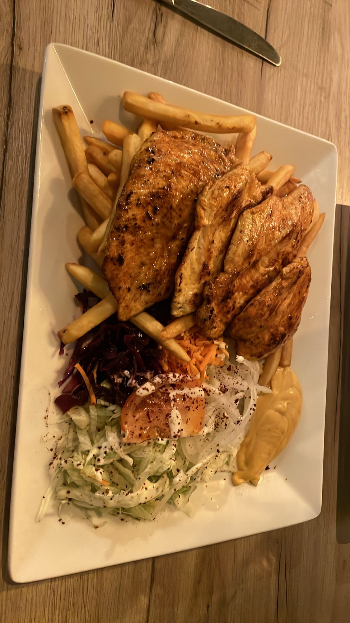 Gegrilde kip met friet en salade