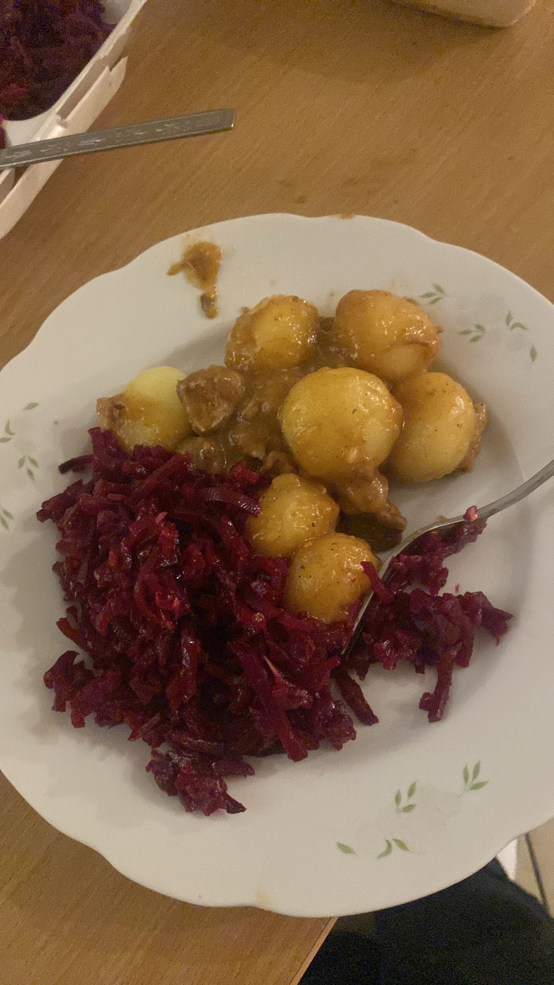 ziemniaki z buraczkami i gulaszem
