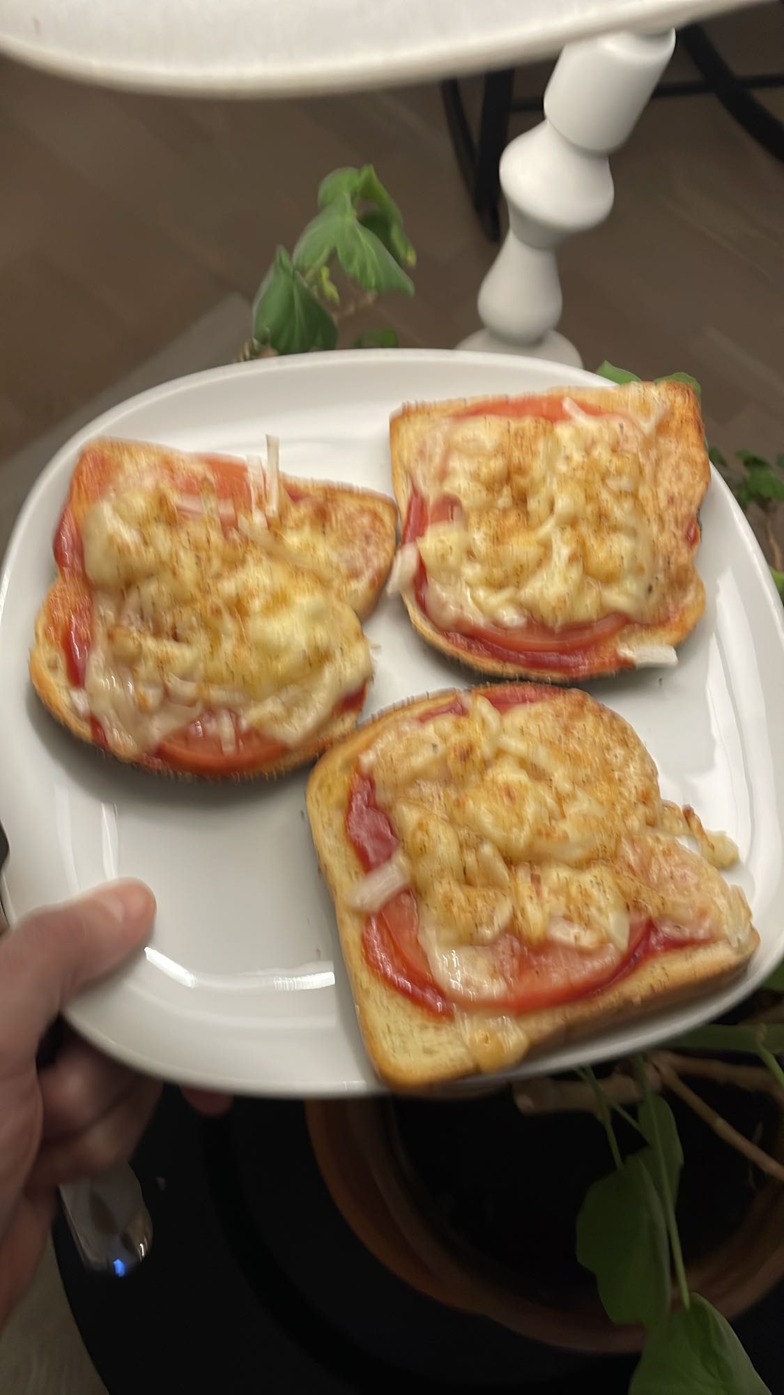 Varma mackor med ost och tomat