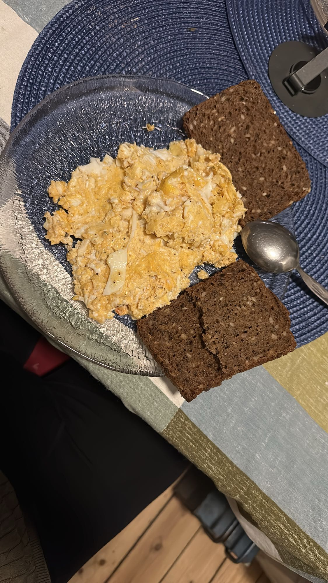 Äggröra med rågbröd