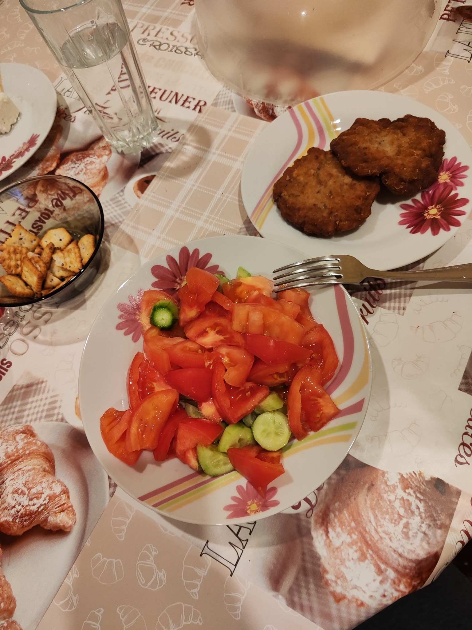 Cutlet with salad and crackers