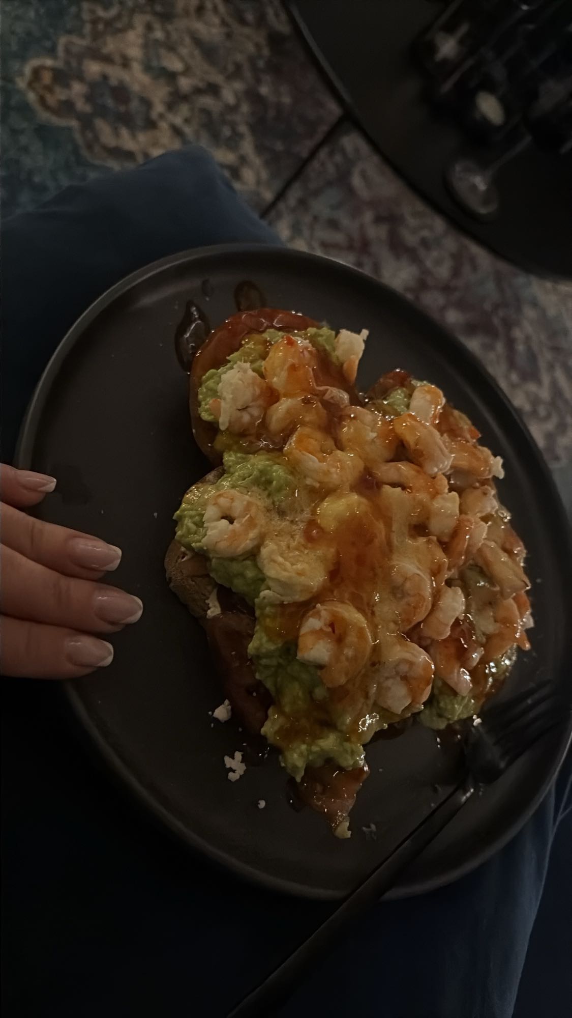 Tost z krewetkami i awokado