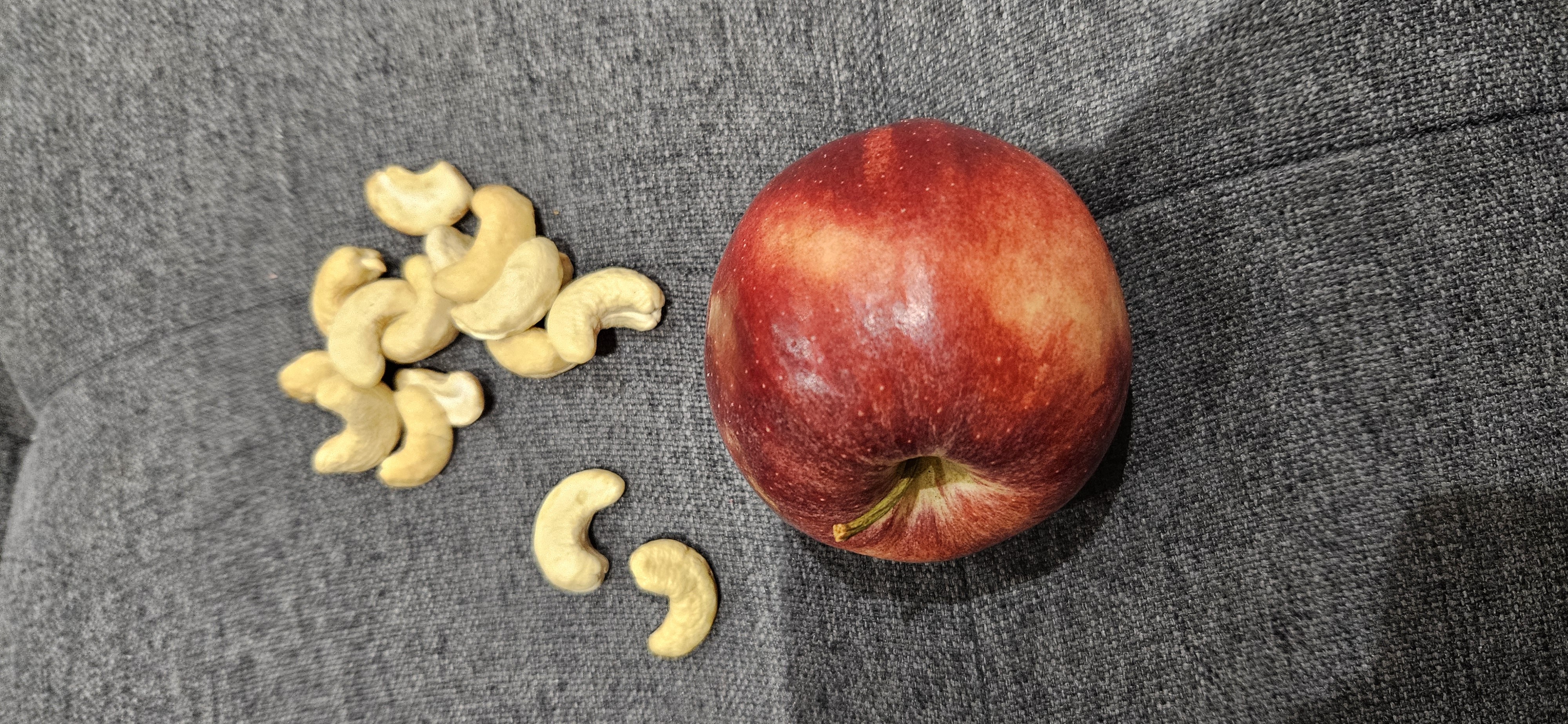 Apple and cashew snack