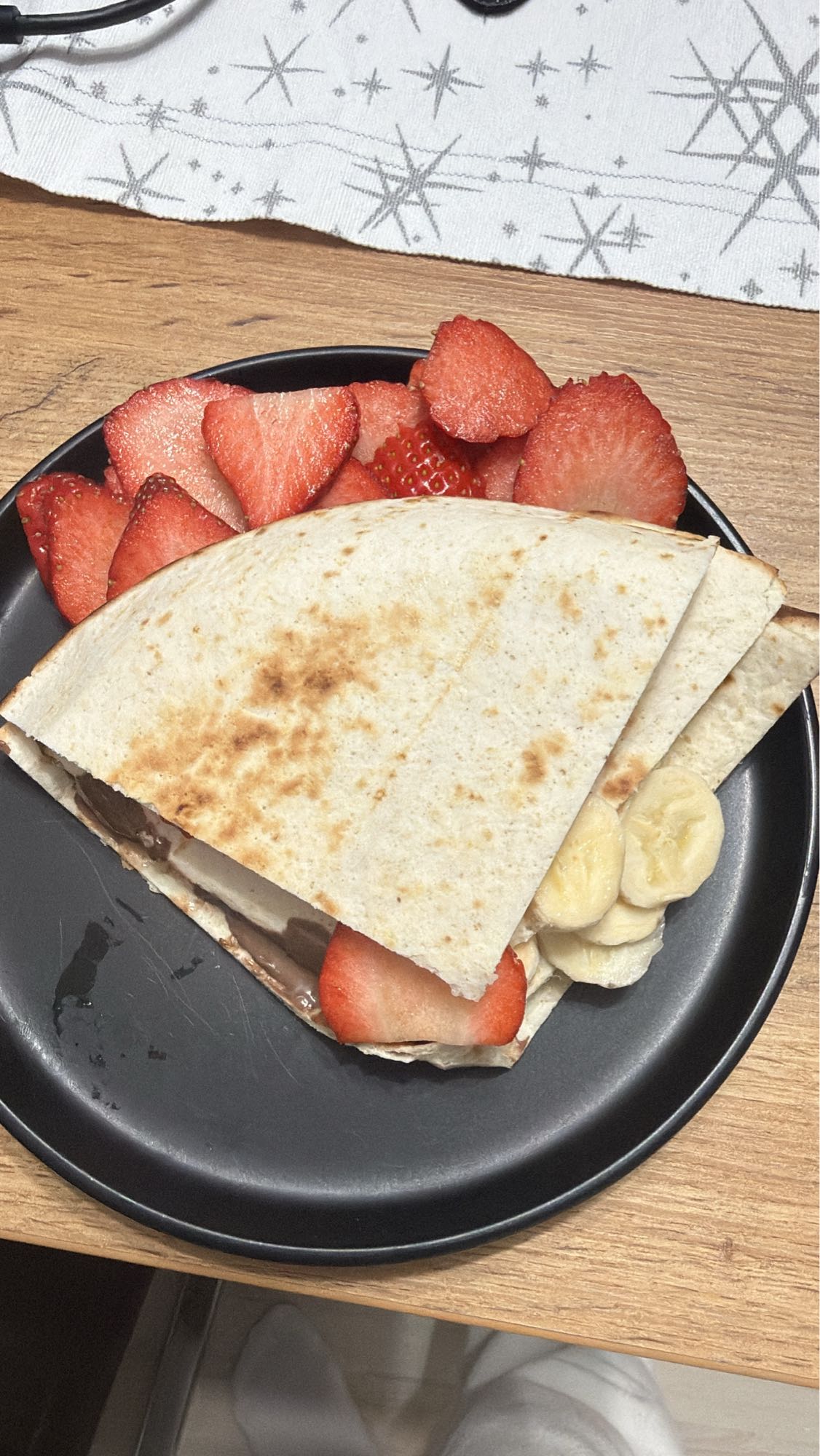 Quesadilla cu fructe și ciocolată