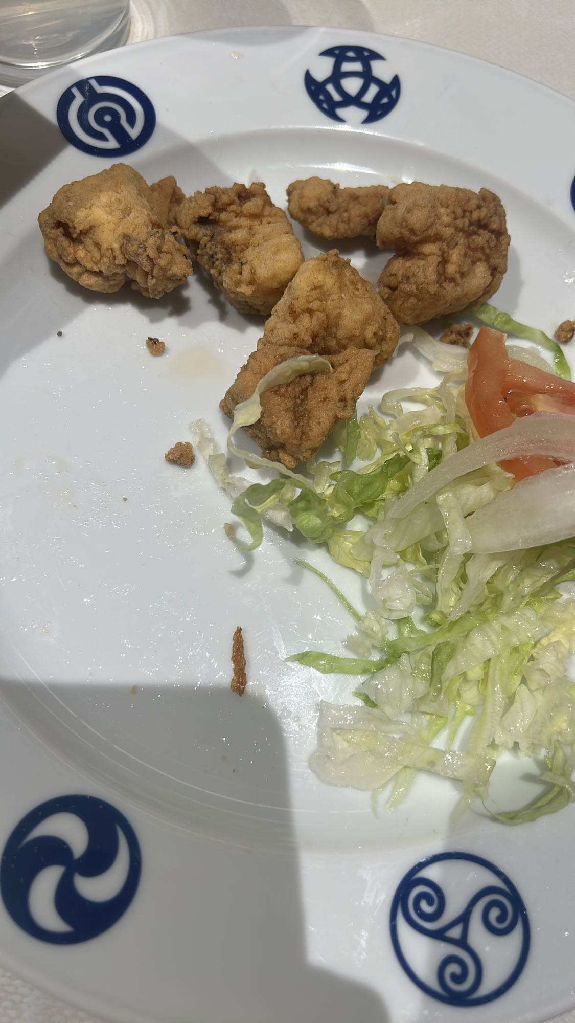 pollo frito con ensalada