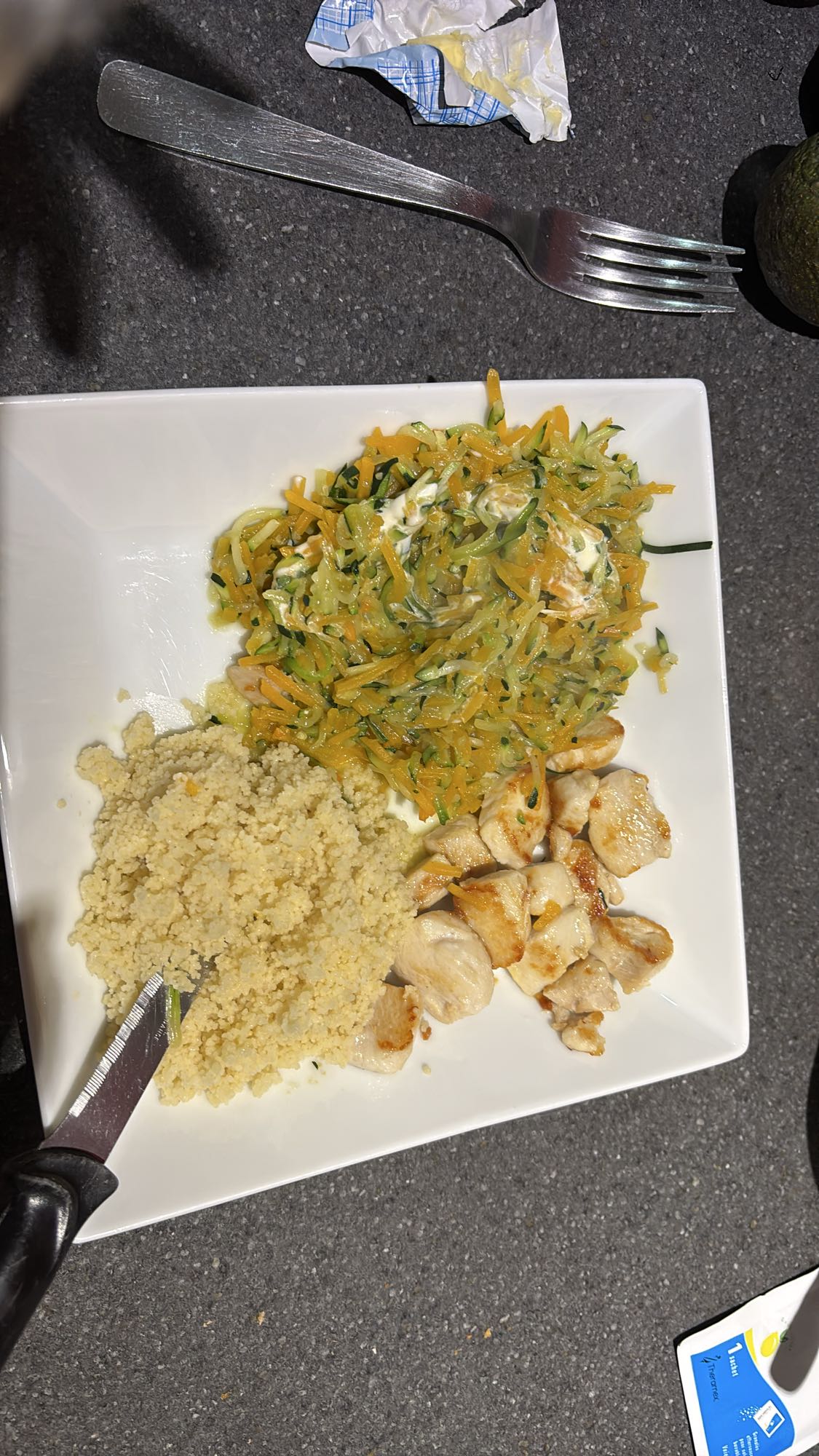 Poulet, couscous et légumes râpés