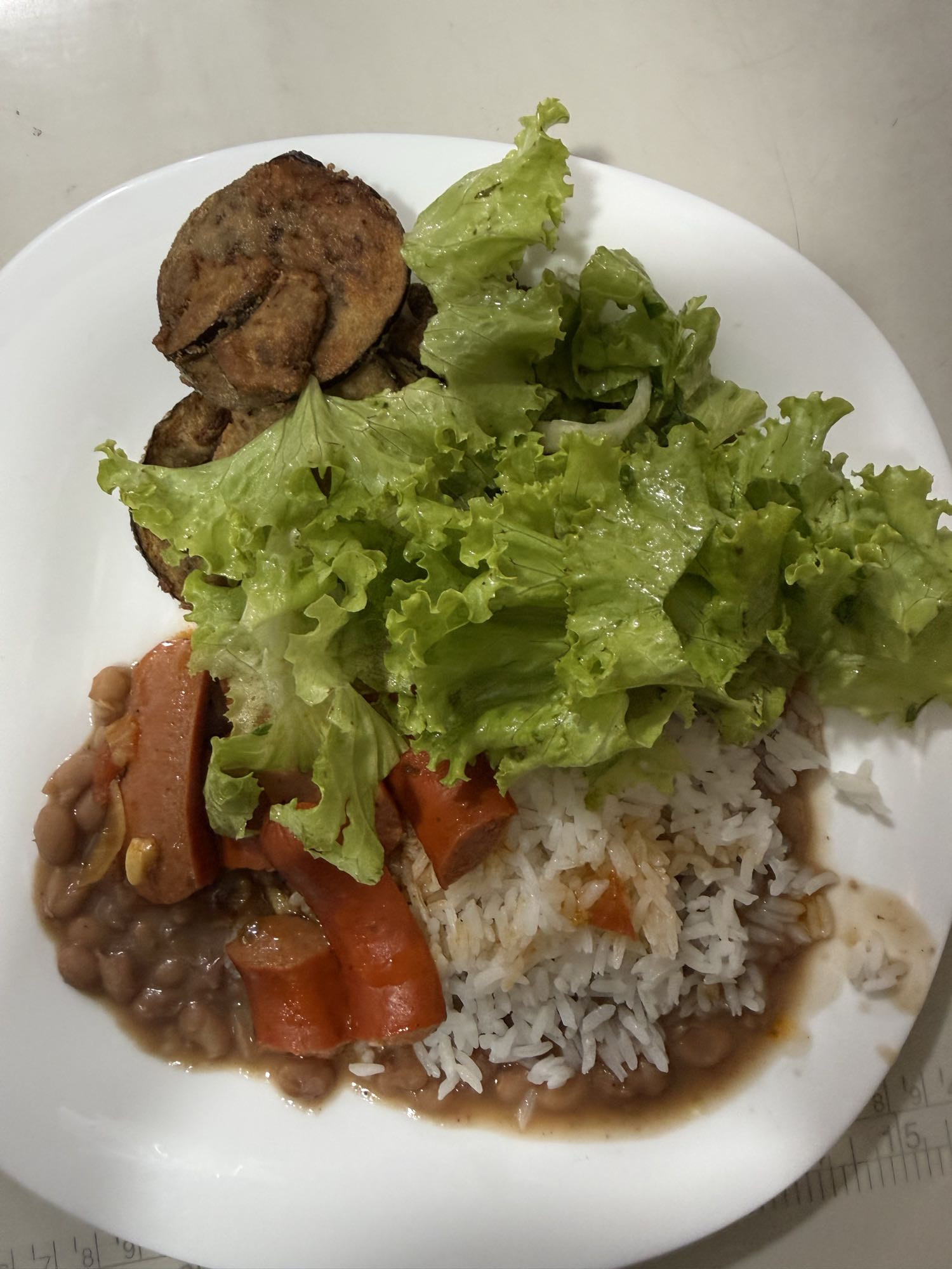 Arroz, feijão, salsicha e salada