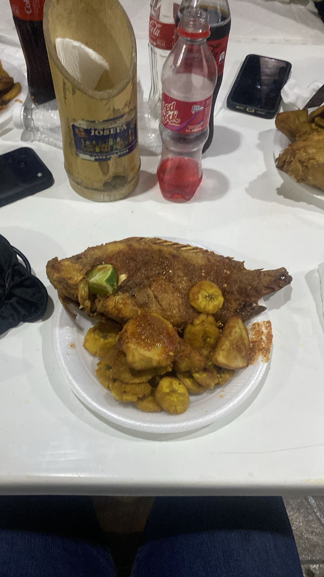 pescado frito con plátano