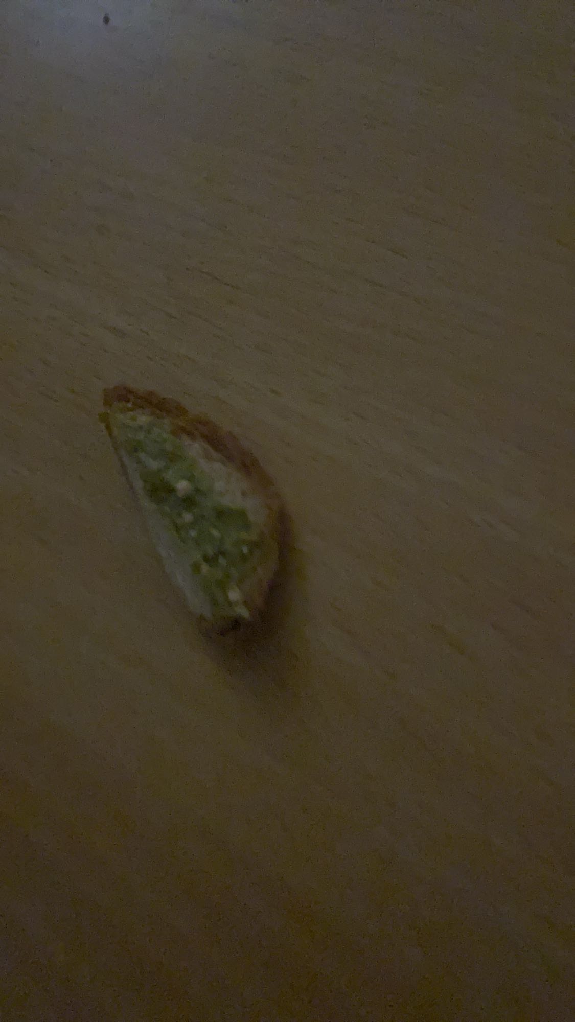 mała grzanka z pesto