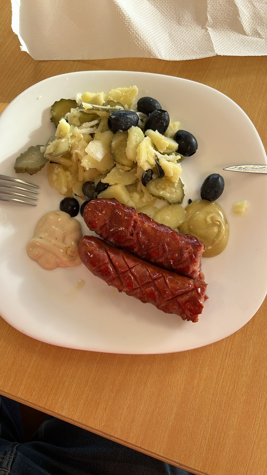 Cârnați cu salată de cartofi