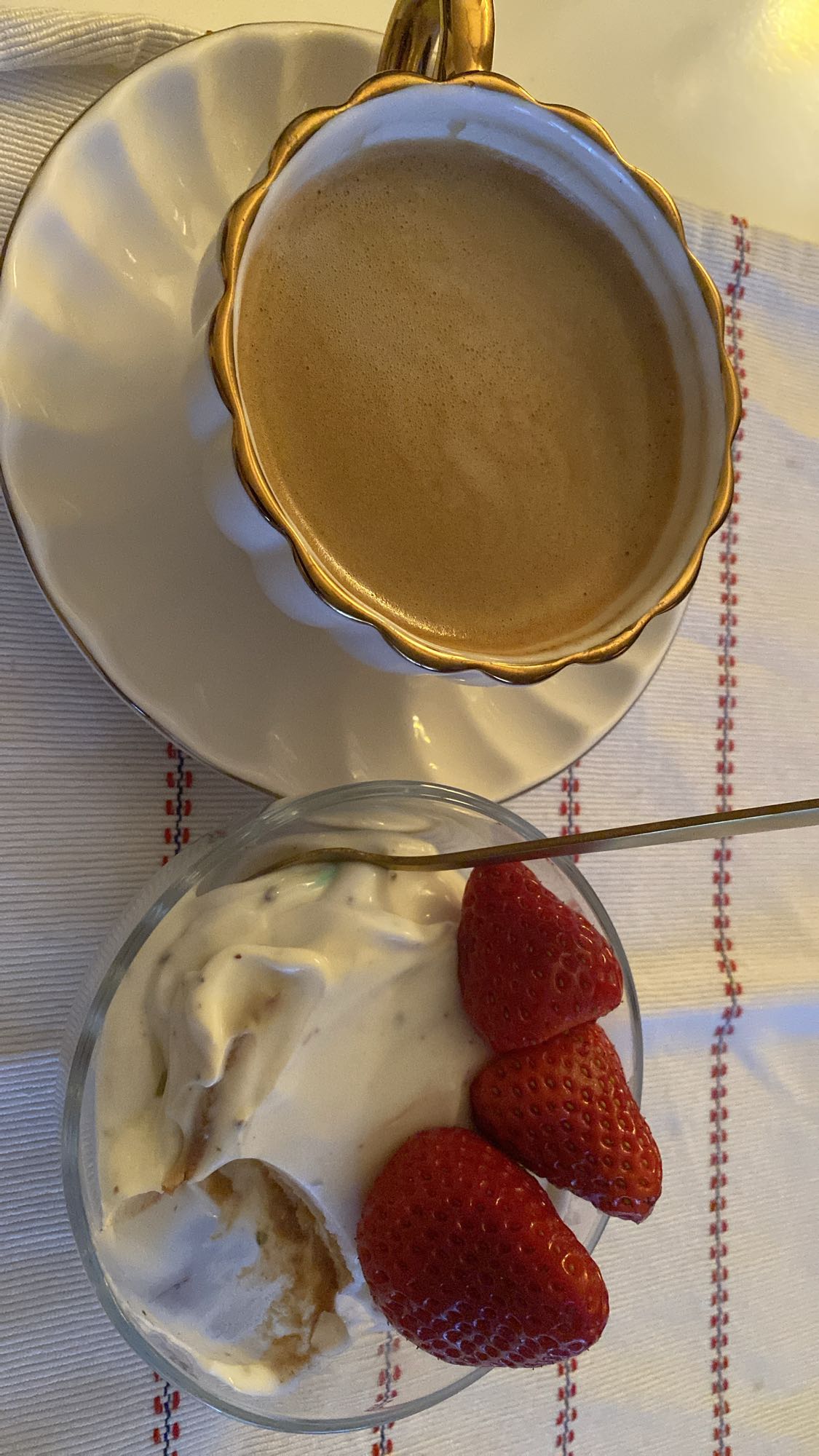 Cafea cu desert cu capsuni