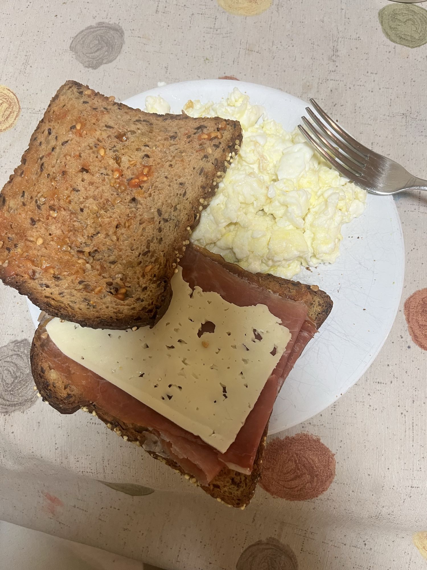 Sandwich integral y huevos