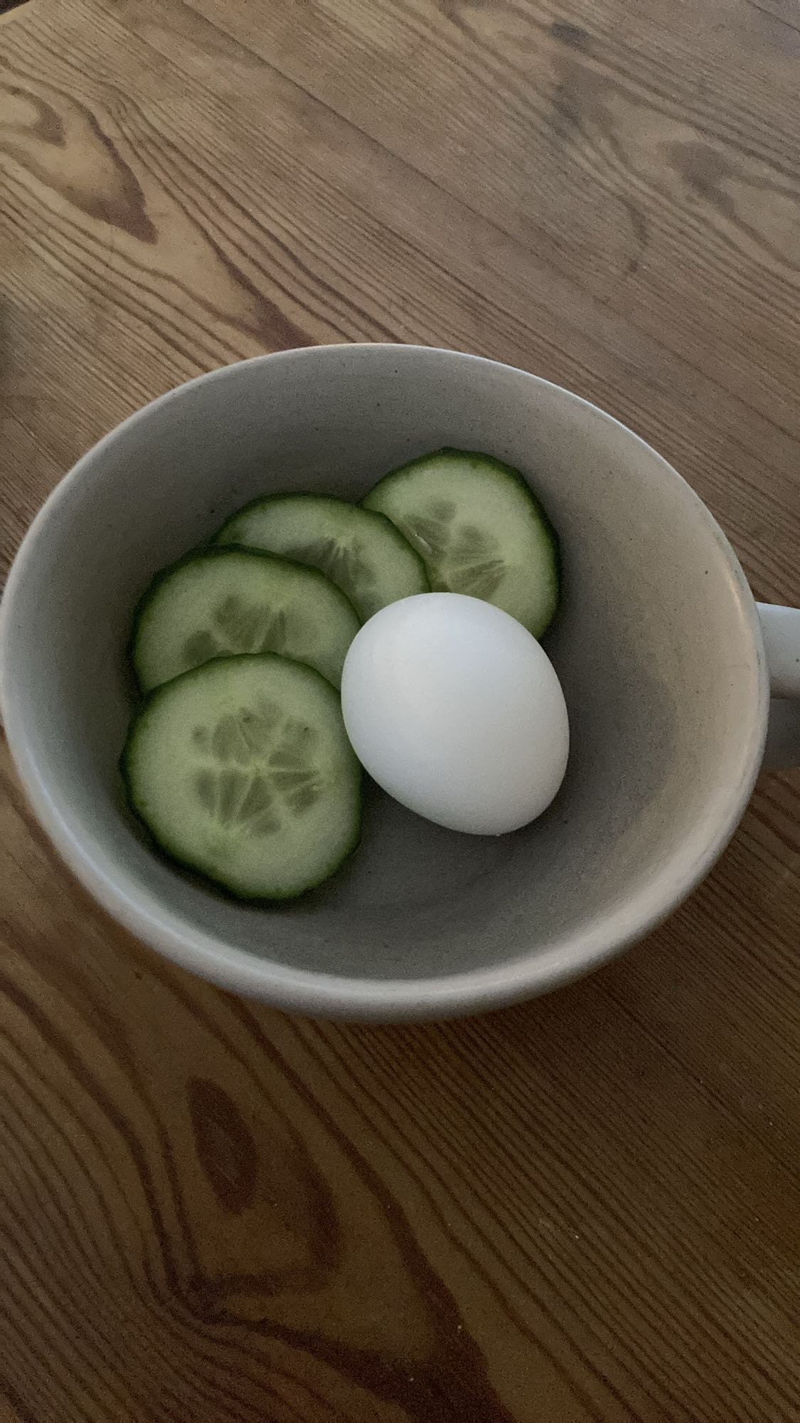 Ägg och gurkskivor