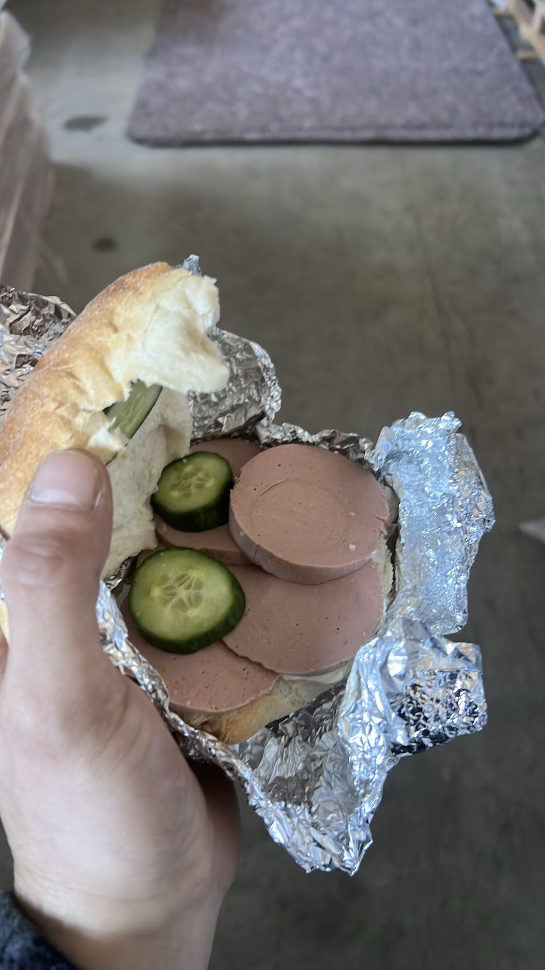 Sandviș cu parizer și castraveți