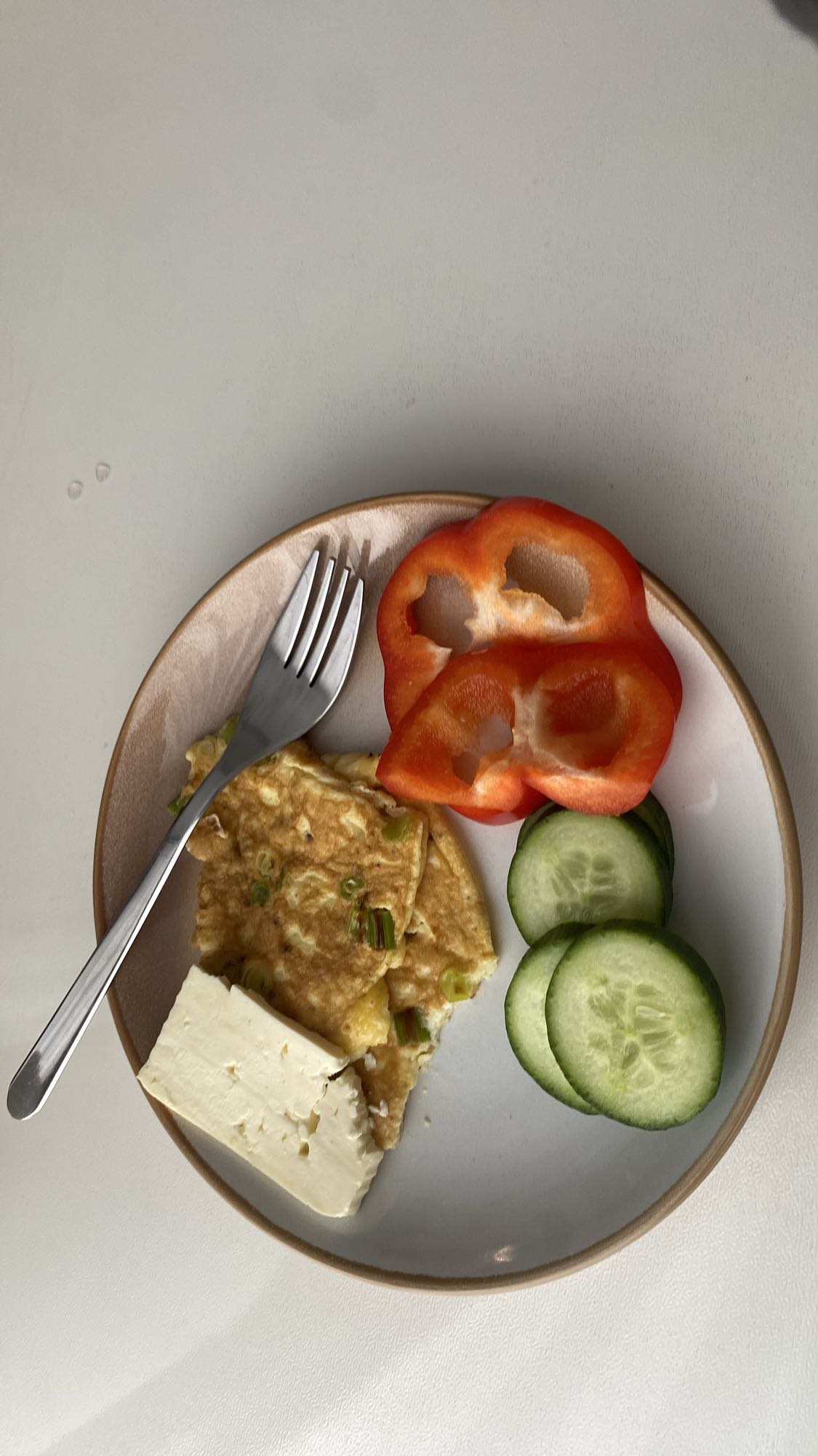 Mic dejun cu omletă și legume