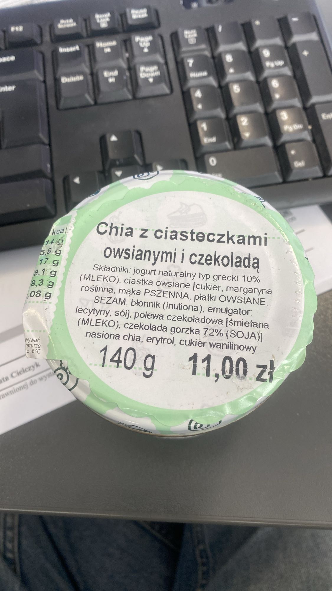 Chia z ciastkami i czekoladą