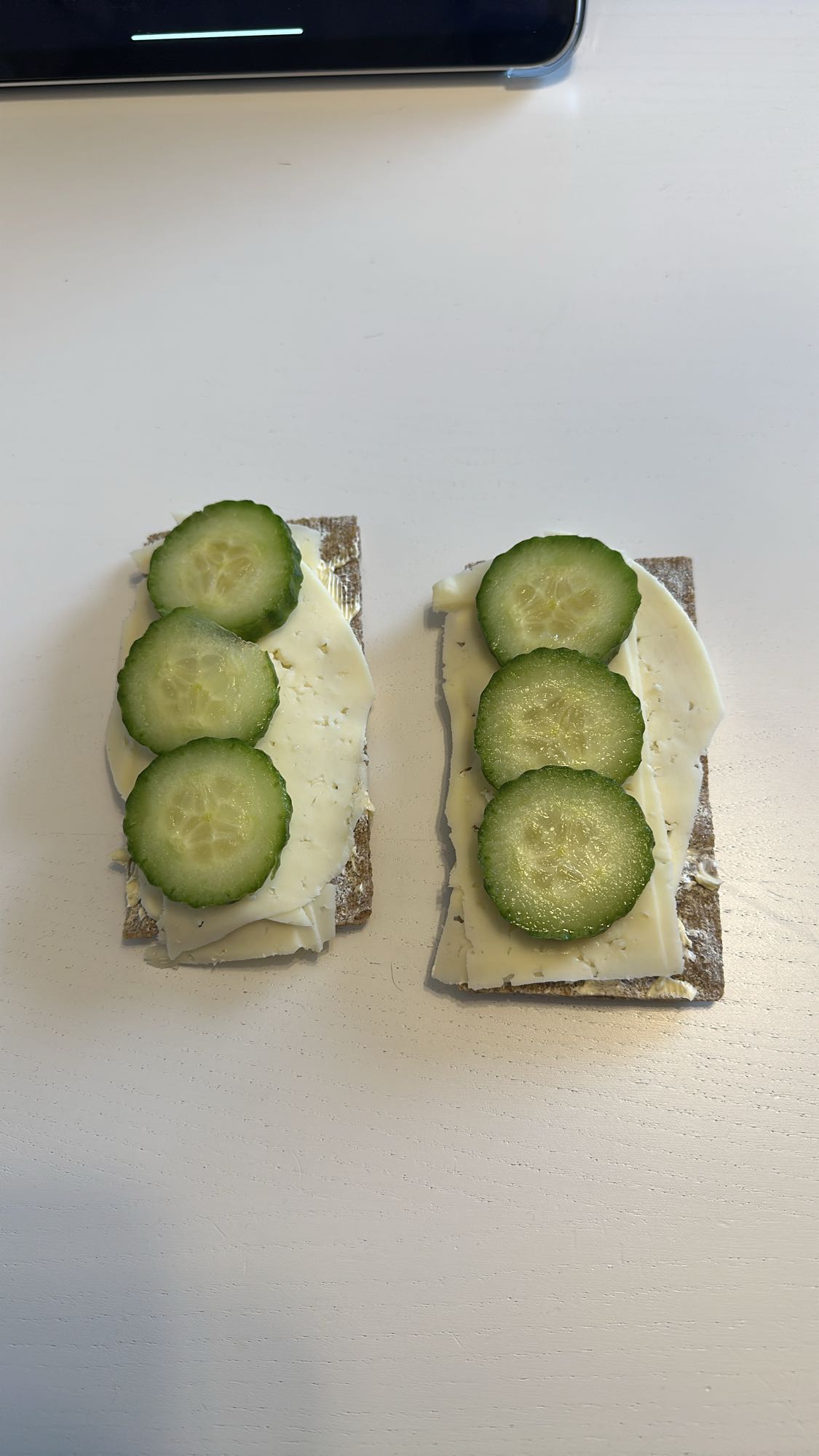 Knäckebröd med ost och gurka