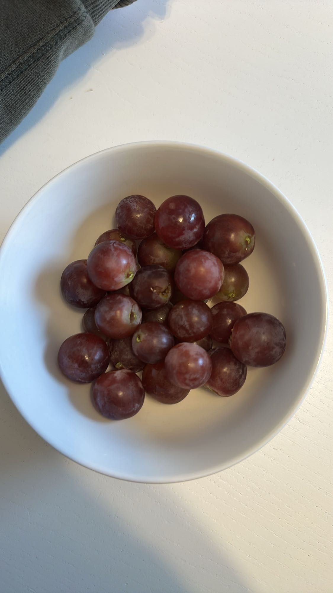 Skål med röda vindruvor