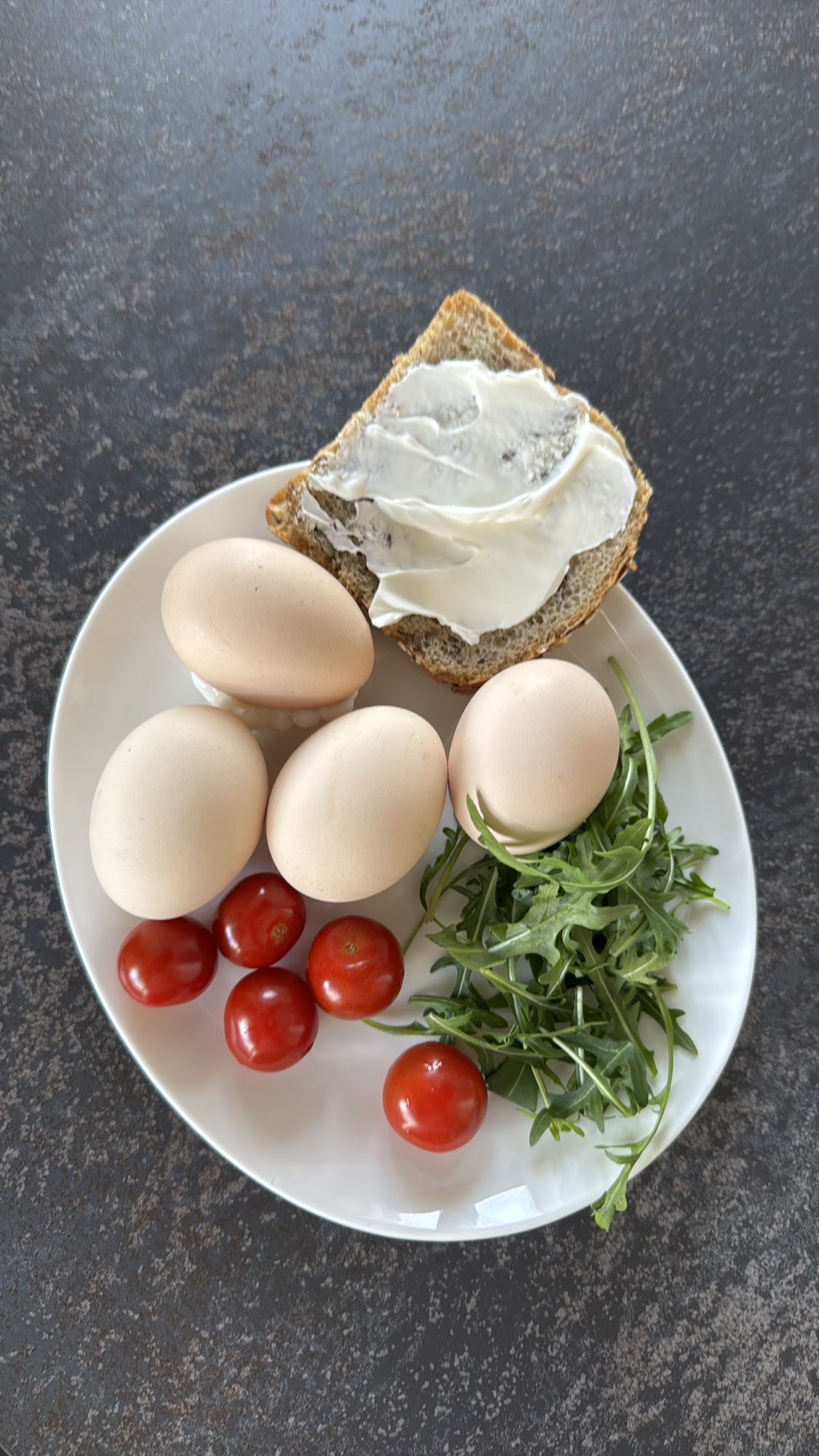 Jajka z warzywami i chlebem