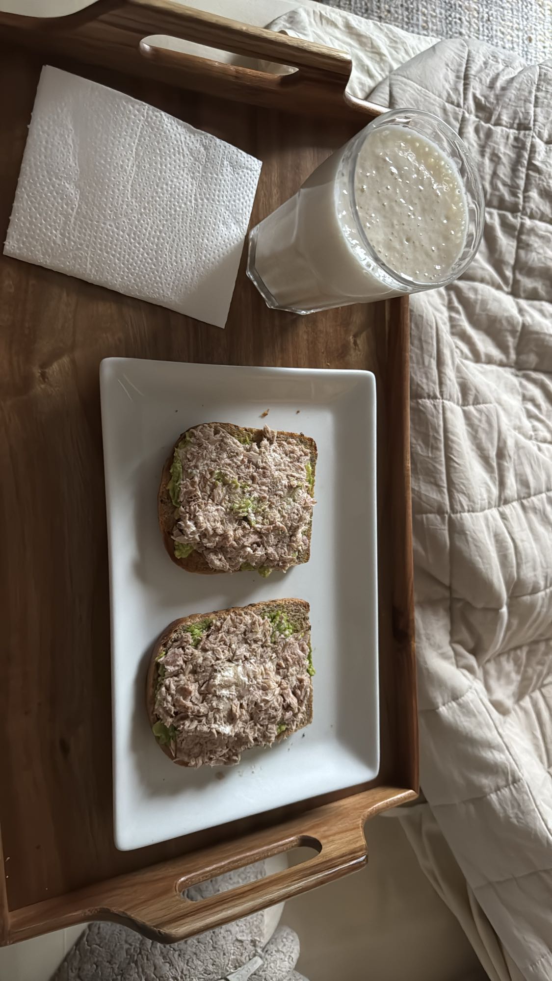 Tostadas de atún y batido