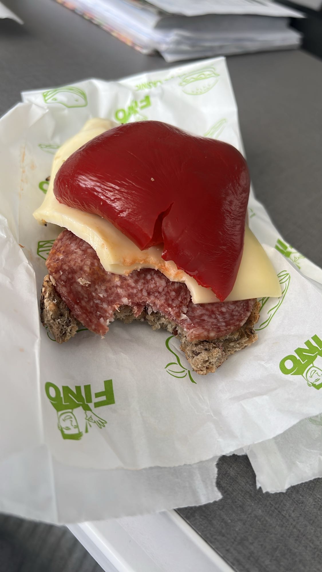 Sandviș cu salam, cașcaval și ardei