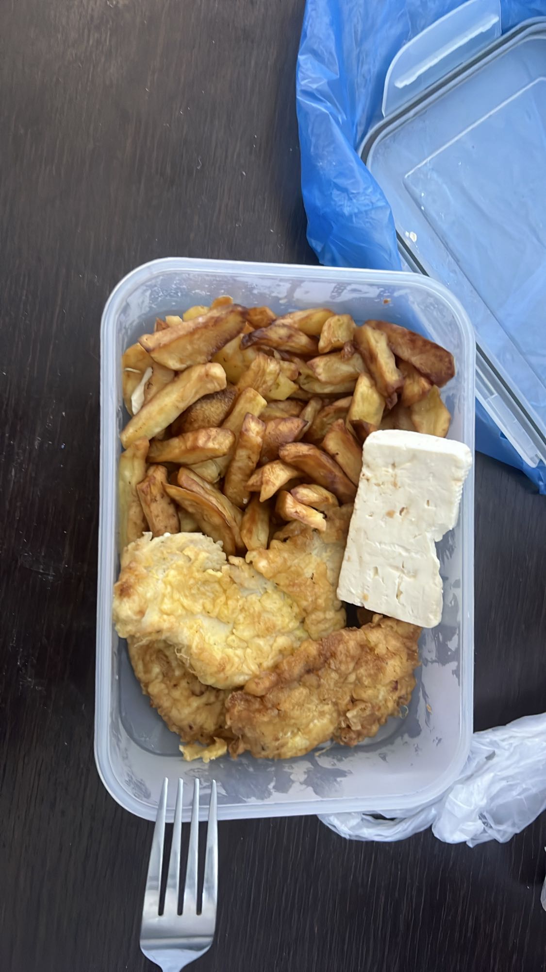 Cartofi prăjiți cu șnițel și brânză