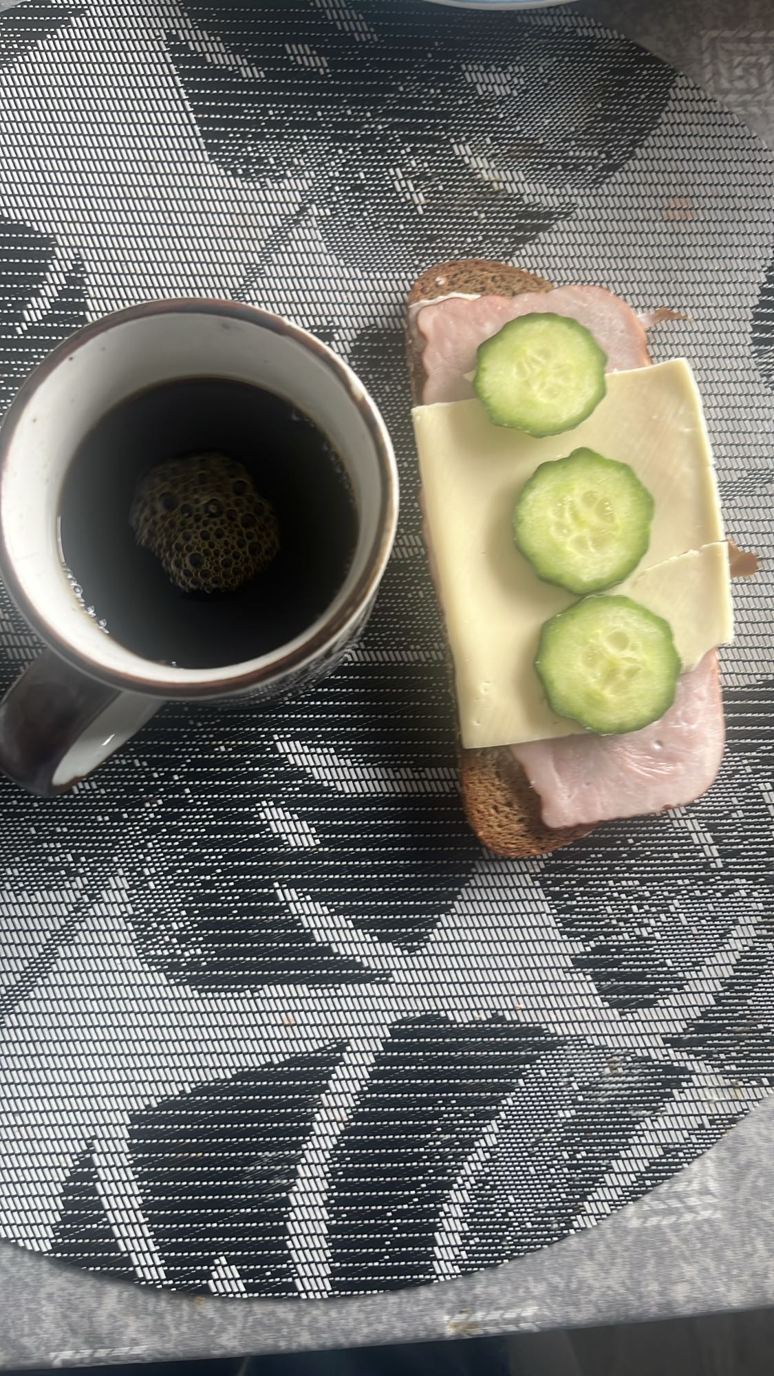 Ostskinksmörgås med kaffe