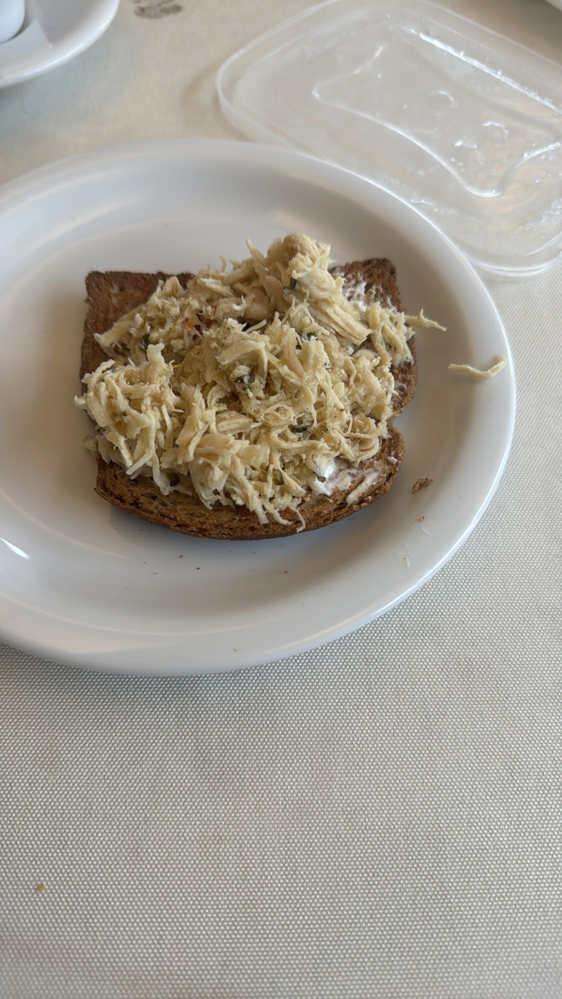 Torrada com frango desfiado