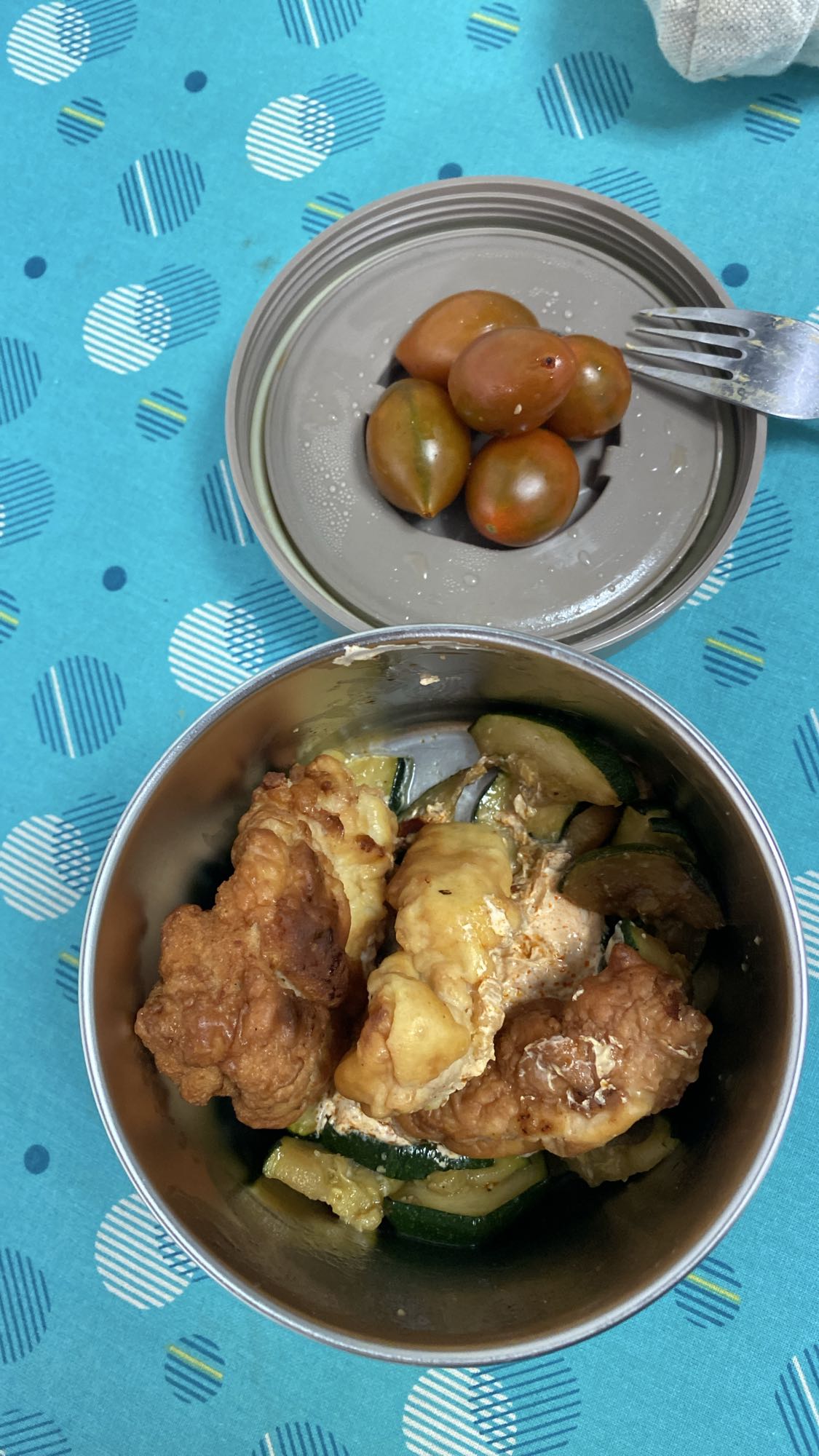 Pui prăjit cu dovlecei și roșii