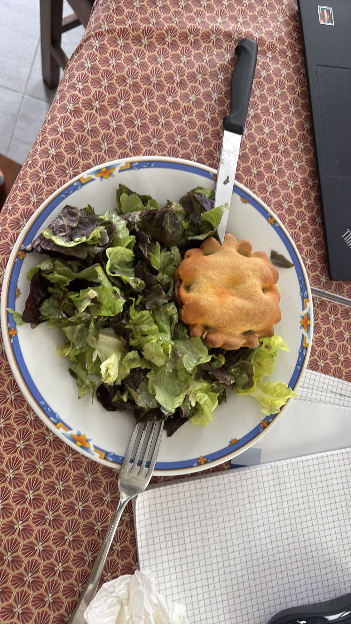 Salade et petite tourte
