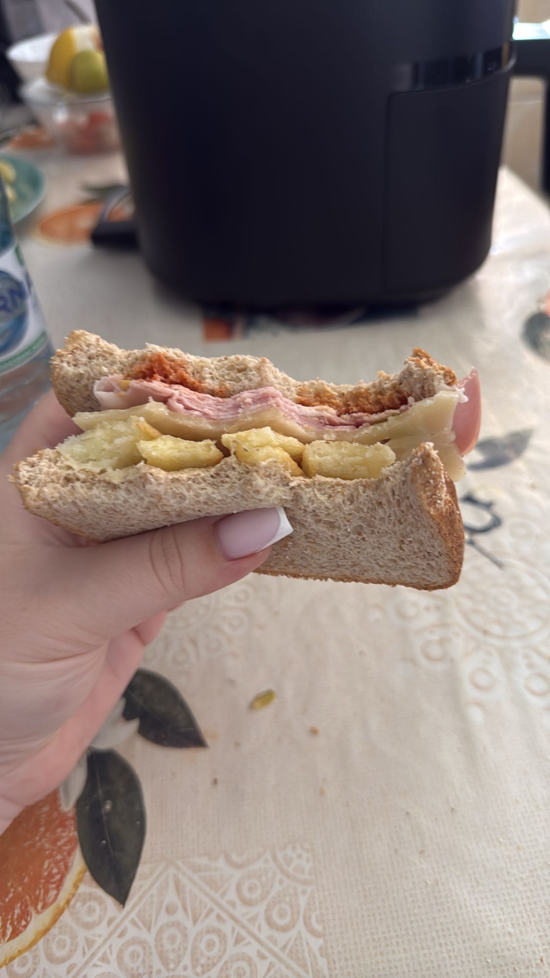 Sandviș cu șuncă și cartofi