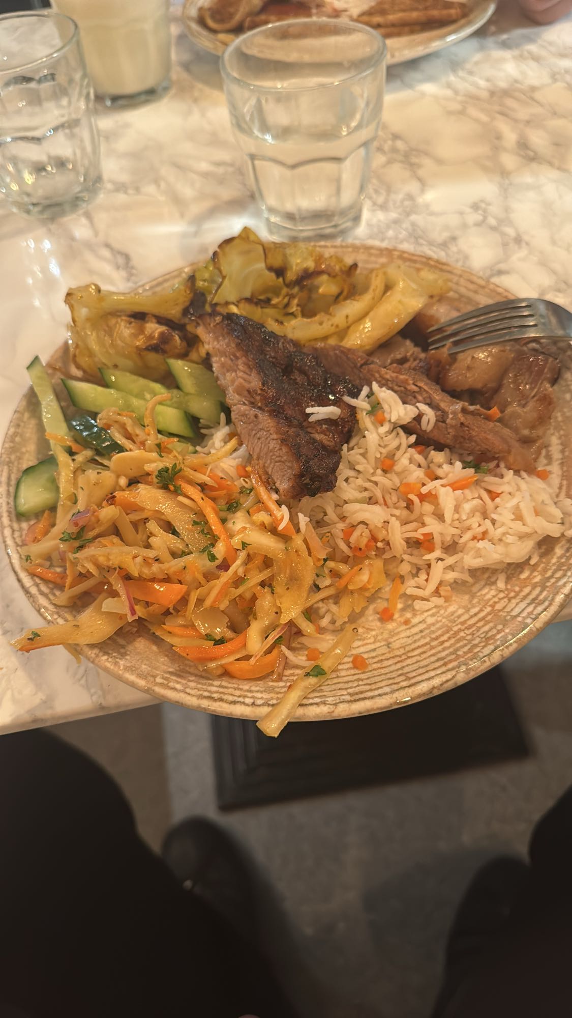 Grillkött med ris och sallad