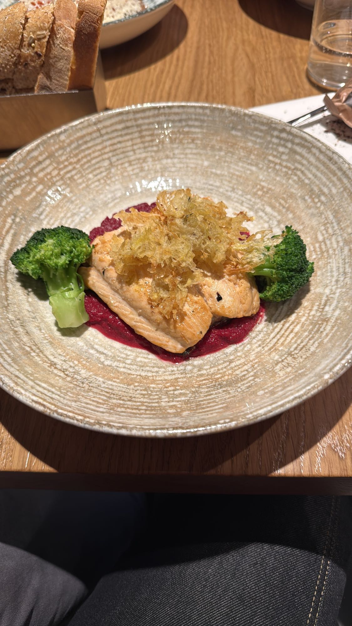 Łosoś z brokułami i burakiem